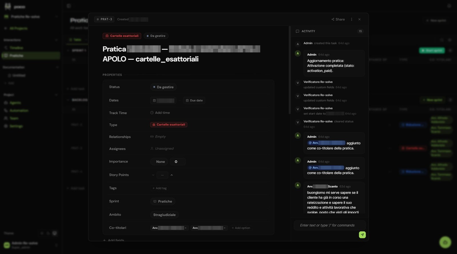 Fascicolo della pratica in tema scuro: pannello dei documenti allegati con nome, dimensione e data di caricamento, e a lato la timeline delle comunicazioni con autore e data.